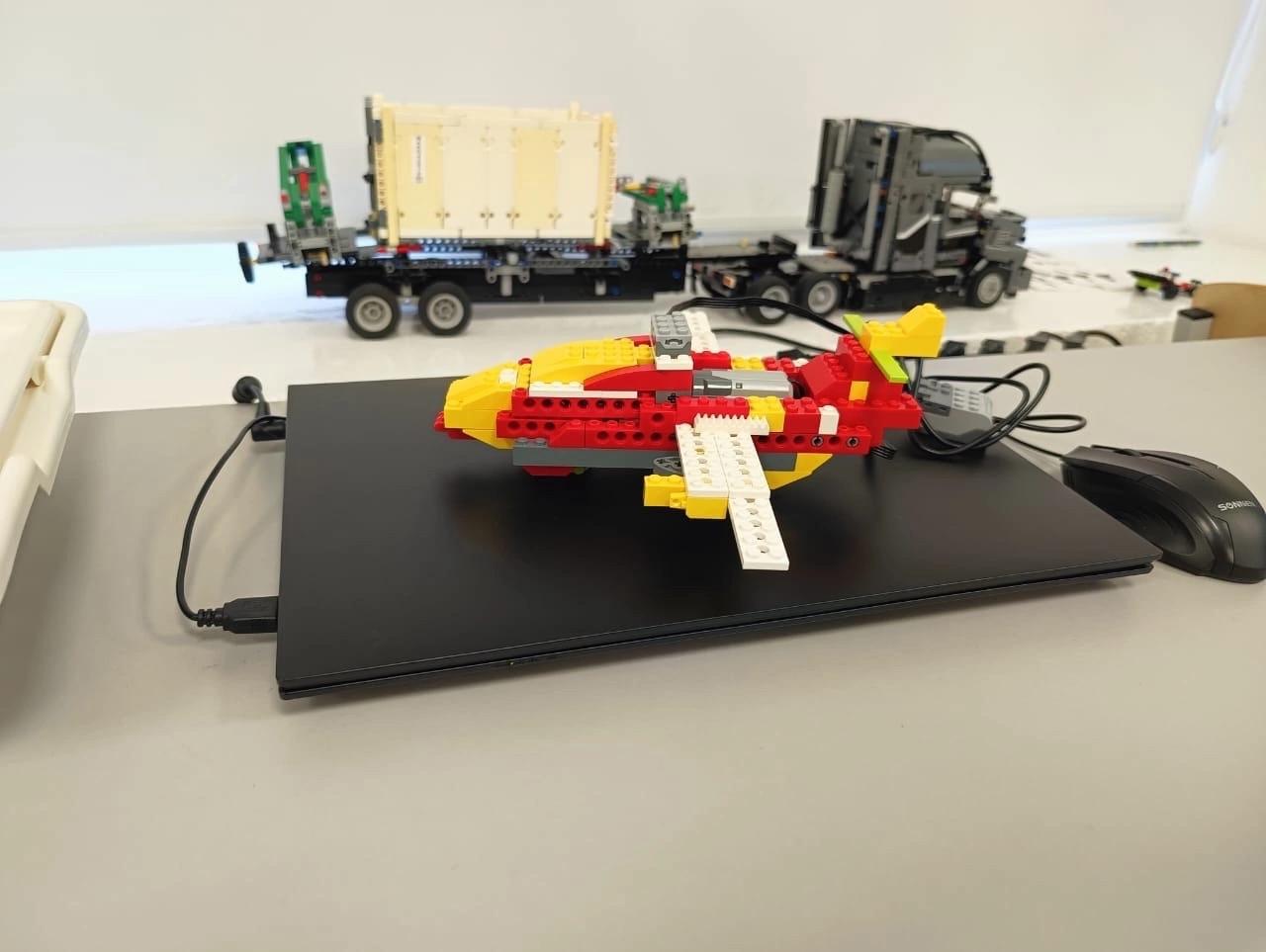 Модель самолета, созданная из Lego-конструктора
